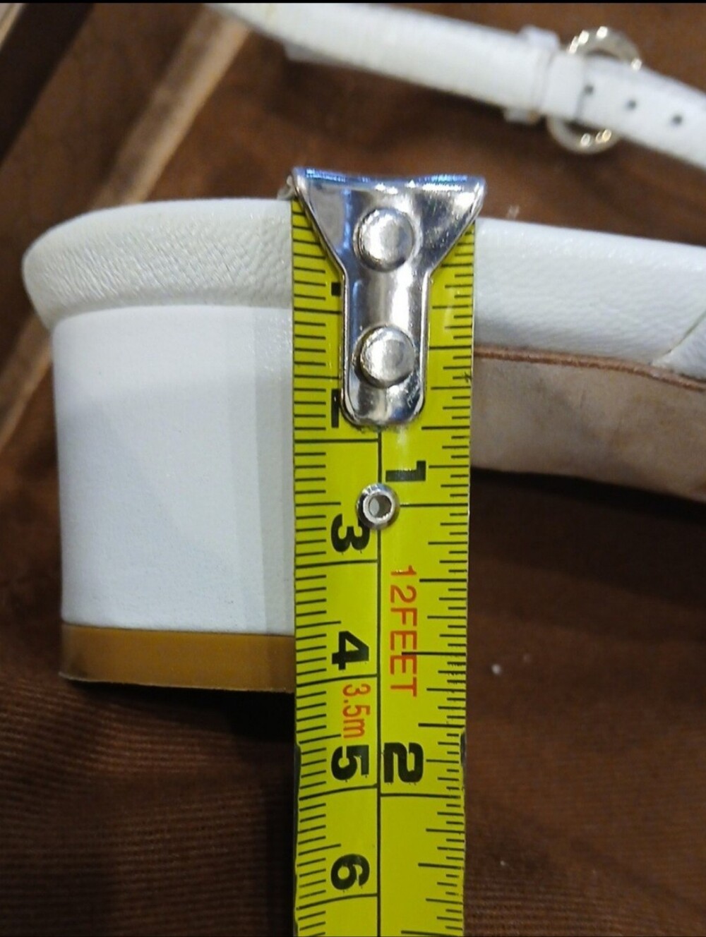 Gucci White Leather Strappy Thong Sandals with Gold Accent - Picture 6 of 7